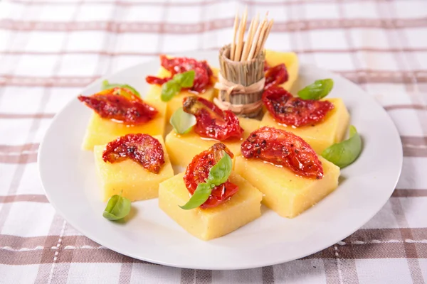 Aperitivo, polenta, tomate e manjericão — Fotografia de Stock