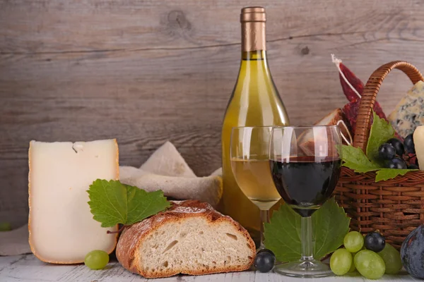 Wino, sery i chleb — Zdjęcie stockowe