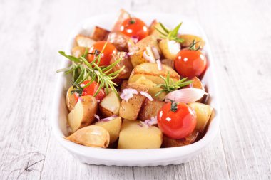 Fırında patates domates ve sarımsak ile