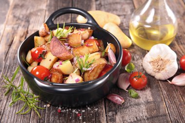 Fırında patates domates ve sarımsak ile