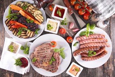 Barbekü et, sosis ve sebze