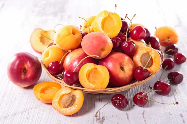 Persika, aprikos och körsbär frukt — Stockfoto