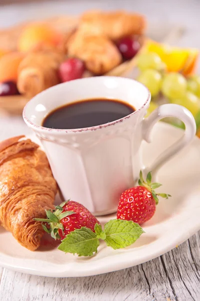 Kaffekopp och croissant med jordgubbar — Stockfoto