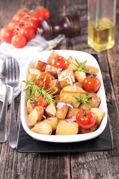Patata al horno con tomates — Foto de Stock