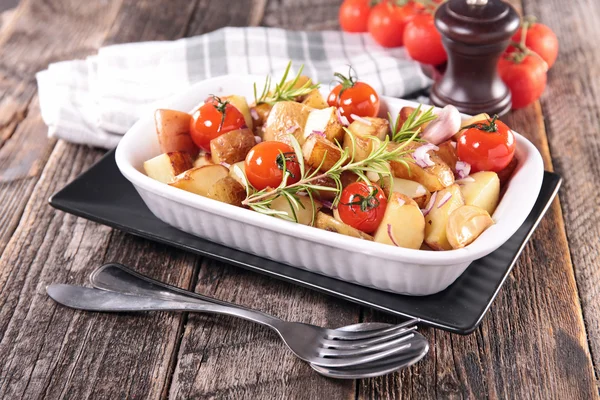 Patata al horno con tomates —  Fotos de Stock