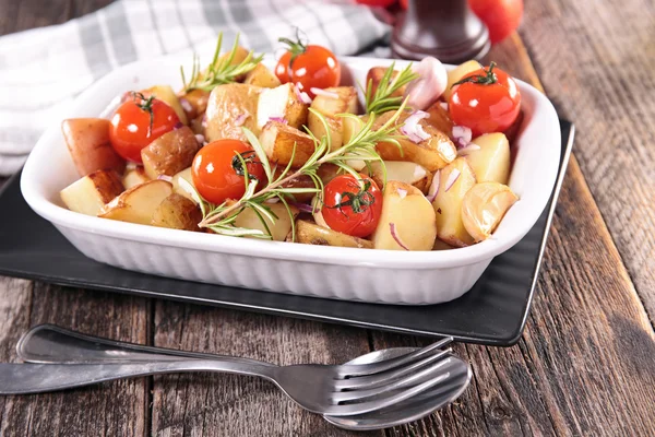 Baked potato with tomato and garlic — Stock Photo, Image
