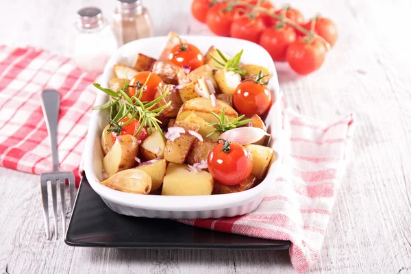 Πατάτα ψητή με ντομάτα και σκόρδο — Φωτογραφία Αρχείου