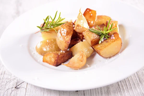 Pommes de terre cuites au four sur assiette — Photo