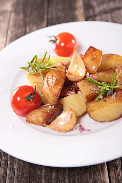 Bratkartoffeln mit Tomaten — Stockfoto