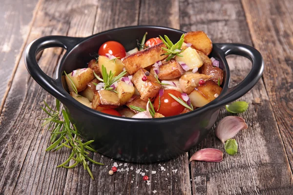 Patata al forno con pomodoro e aglio — Foto Stock