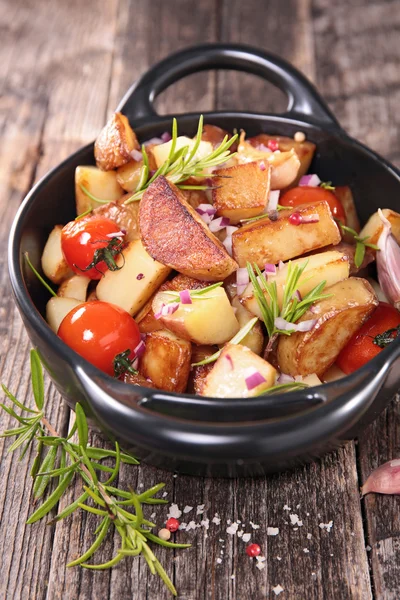 Batata assada com tomate e alho — Fotografia de Stock