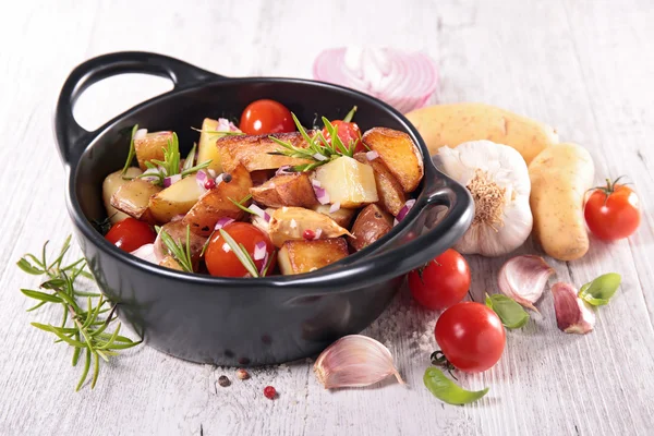 Batata assada com tomate e alho — Fotografia de Stock