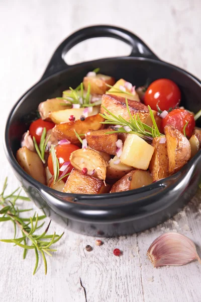 Pomme de terre cuite au four avec tomate et ail — Photo