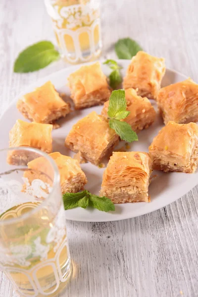 Baklava-Dessert und Tee — Stockfoto