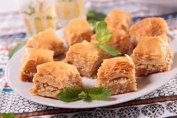 Баклавский десерт и чай — стоковое фото