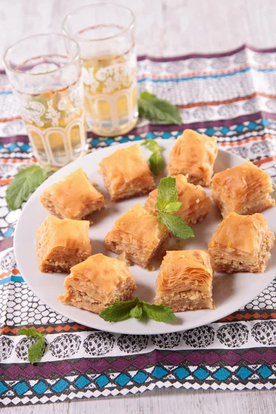 Baklava-Dessert und Tee — Stockfoto