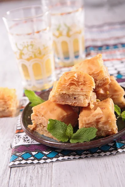 Baklava-Dessert und Tee — Stockfoto