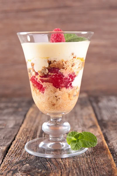 Tiramisu à la framboise en verre — Photo