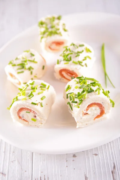 Canapé com queijo e salmão — Fotografia de Stock