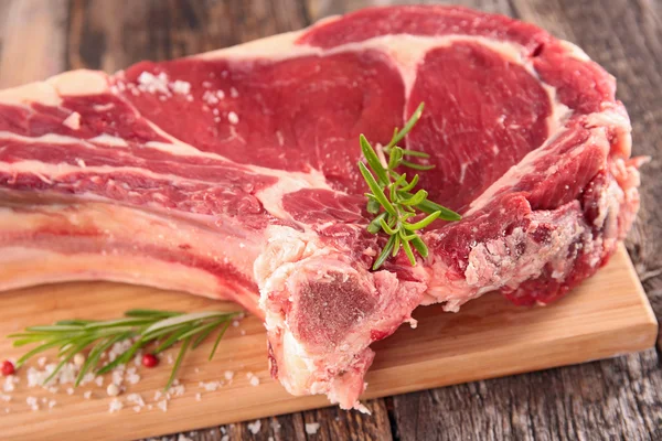 Bistecca di manzo cruda con rosmarino — Foto Stock