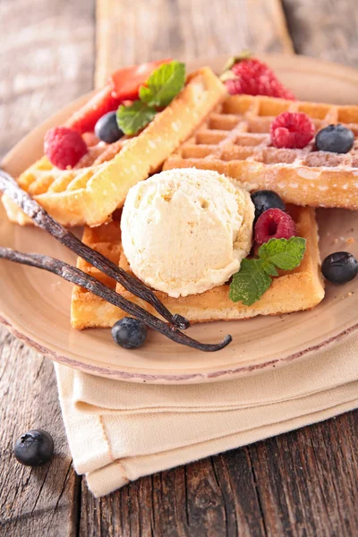 Waffle, sorvete e frutas silvestres — Fotografia de Stock