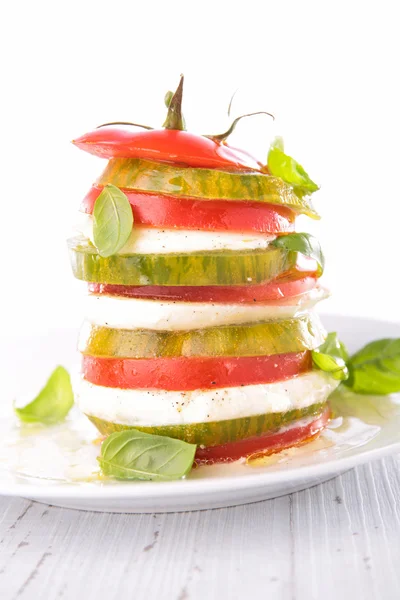 Salada de tomate, caprese com manjericão — Fotografia de Stock