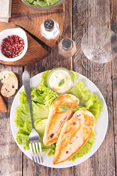Hühnerbrust und Salat — Stockfoto