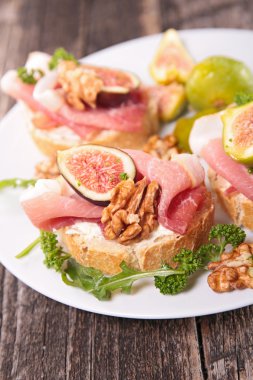 Ekmek peynir, jambon ve incir ile