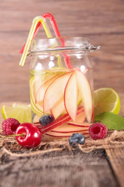 Agua de desintoxicación con frutas — Foto de Stock