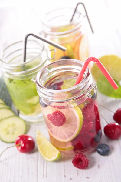 Agua de desintoxicación con frutas — Foto de Stock