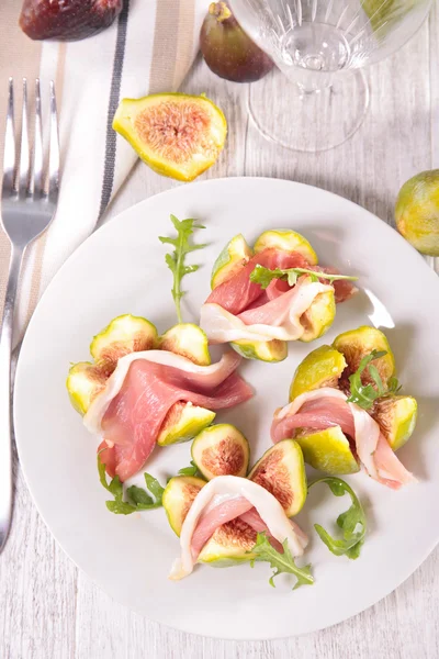 Fresh fig and prosciutto — Stock Photo, Image