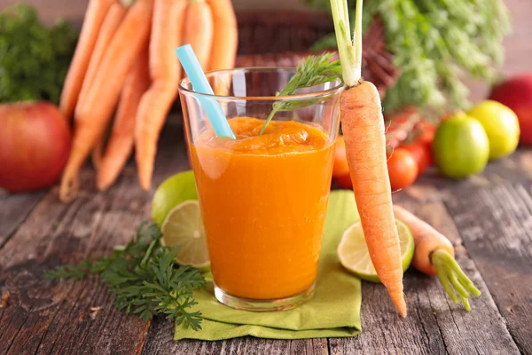 Jus de carotte en verre — Photo
