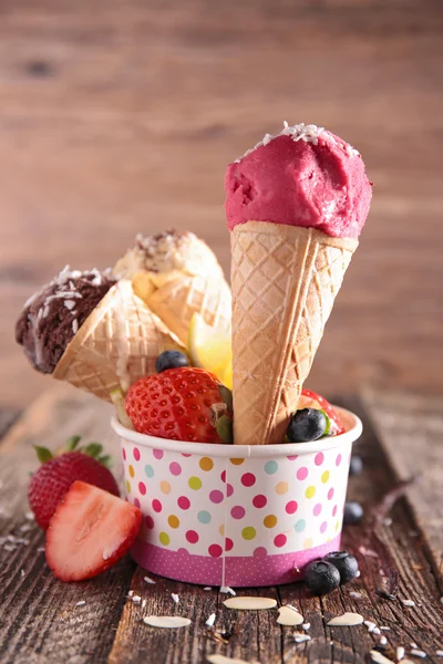 Helado con bayas — Foto de Stock