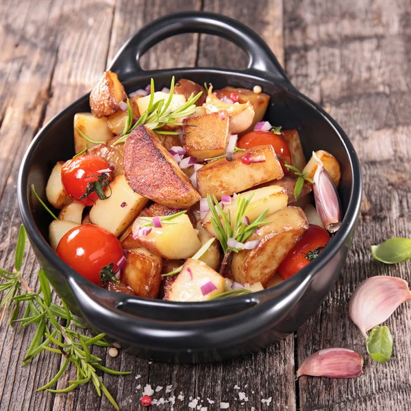 Batata assada e tomate na panela — Fotografia de Stock