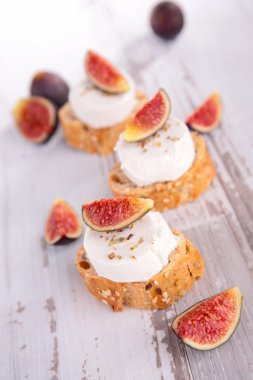 peynir ve incir ile ekmek