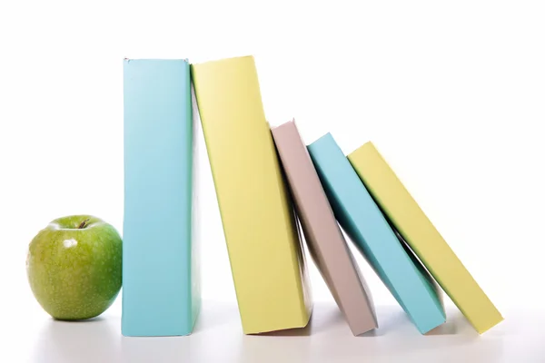 Libros y manzana, concepto escolar — Foto de Stock
