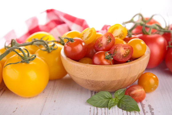 Ferske røde og gule tomater – stockfoto