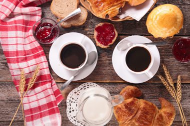 Ekmek, kruvasan ve reçel ile kahve