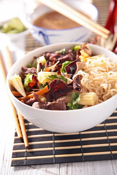 Noedels en rundvlees, Aziatisch eten — Stockfoto