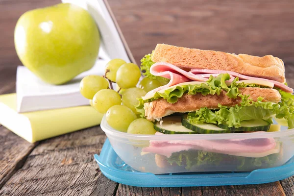 School lunch met sandwich — Stockfoto