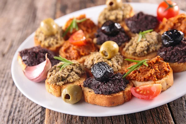 Canapé com tapenada e azeitonas — Fotografia de Stock