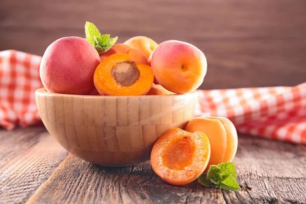 Bowl with fresh apricots — Stock Photo, Image