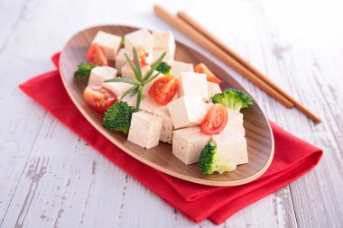 Tofu salata sebze ile