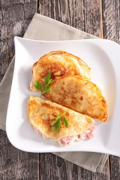 Salata ve krep peynir ve jambon ile — Stok fotoğraf
