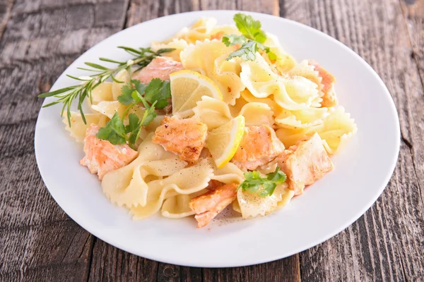 Pasta met zalm en room — Stockfoto