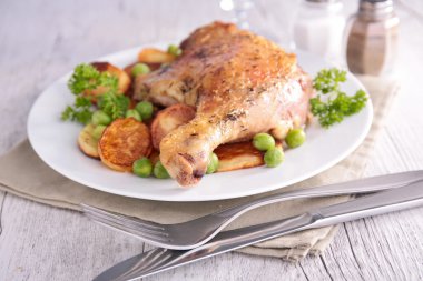 Kızarmış et ve sebze.