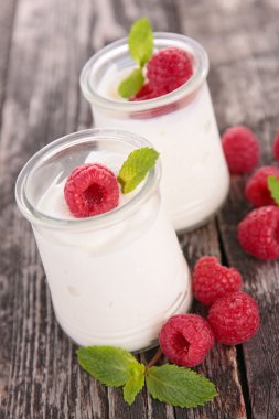 Taze Ahududu ve yoğurt