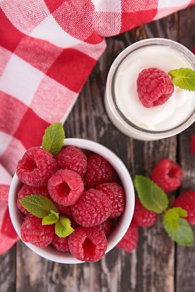 Fresh Raspberries and yogurt — Stock Photo, Image