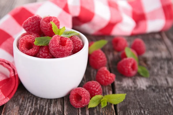 Fresh raspberries in cup — Stock Photo, Image