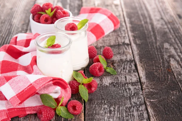 Fresh Raspberries and yogurt — Stock Photo, Image